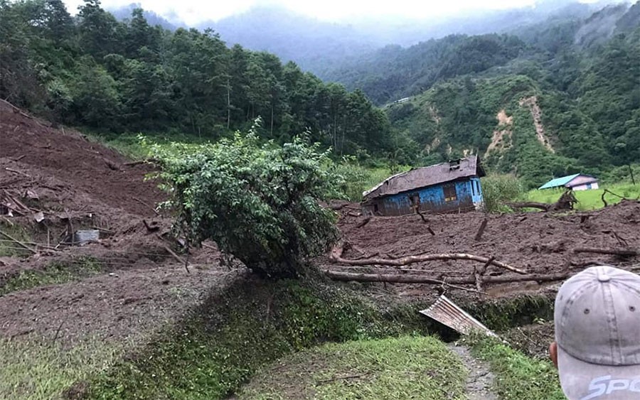 पहिरोले घर पुरिँदा स्याङ्जामा २ जनाको मृत्यु, ८ जना बेपत्ता