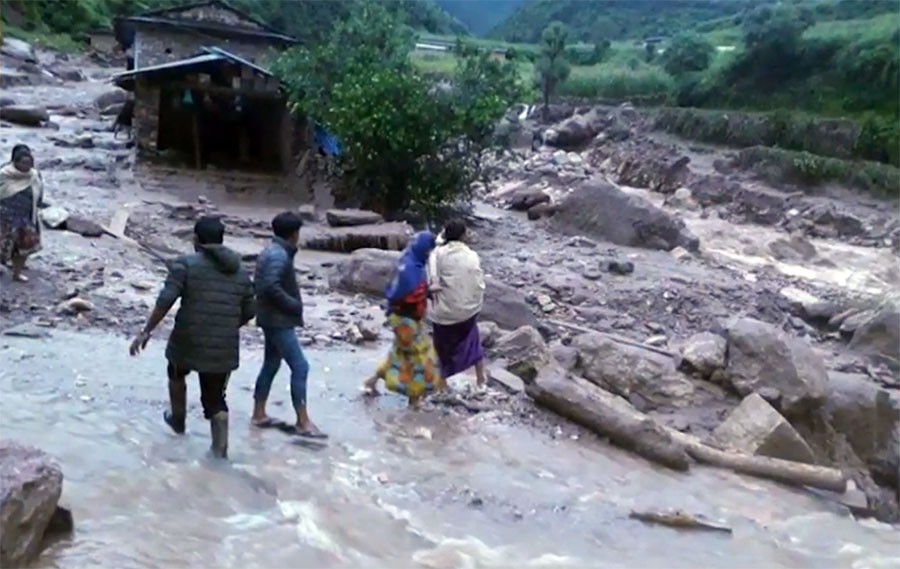 छोराछोरी च्यापेर सुरक्षित ठाउँ खोज्दाखाज्दै घर गर्ल्यामगुर्लुम ढल्यो 