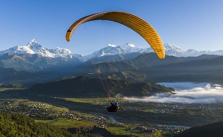 पोखरामा प्याराग्लाइडिङ दुर्घटनाः पाईलटको मृत्यु, यात्रु गम्भीर घाइते