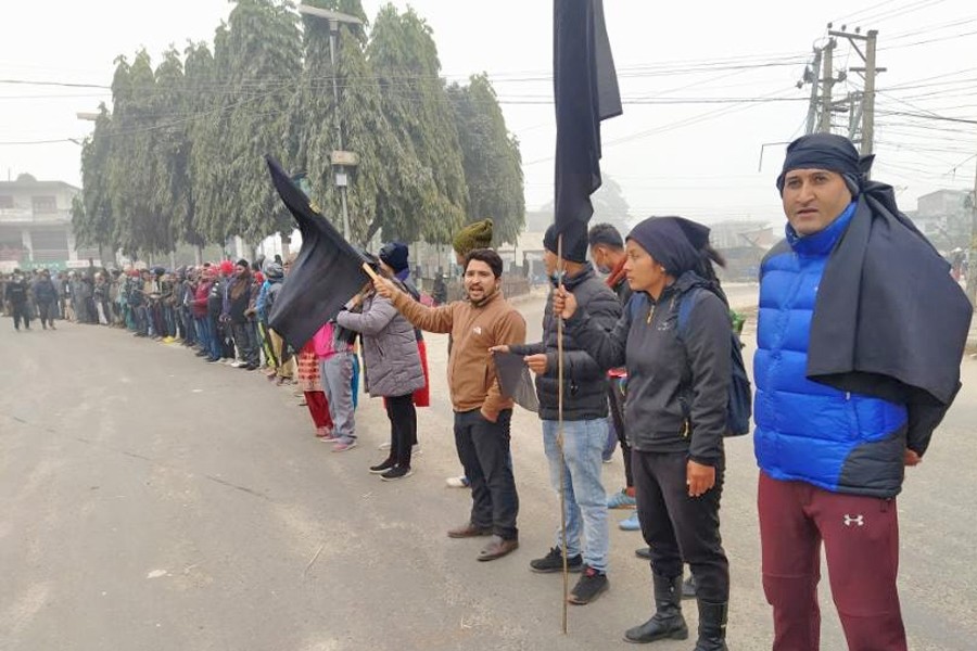 ईश्वर पोखरेलसहित तीन मन्त्रीलाई सर्लाहीमा कालो झण्डा