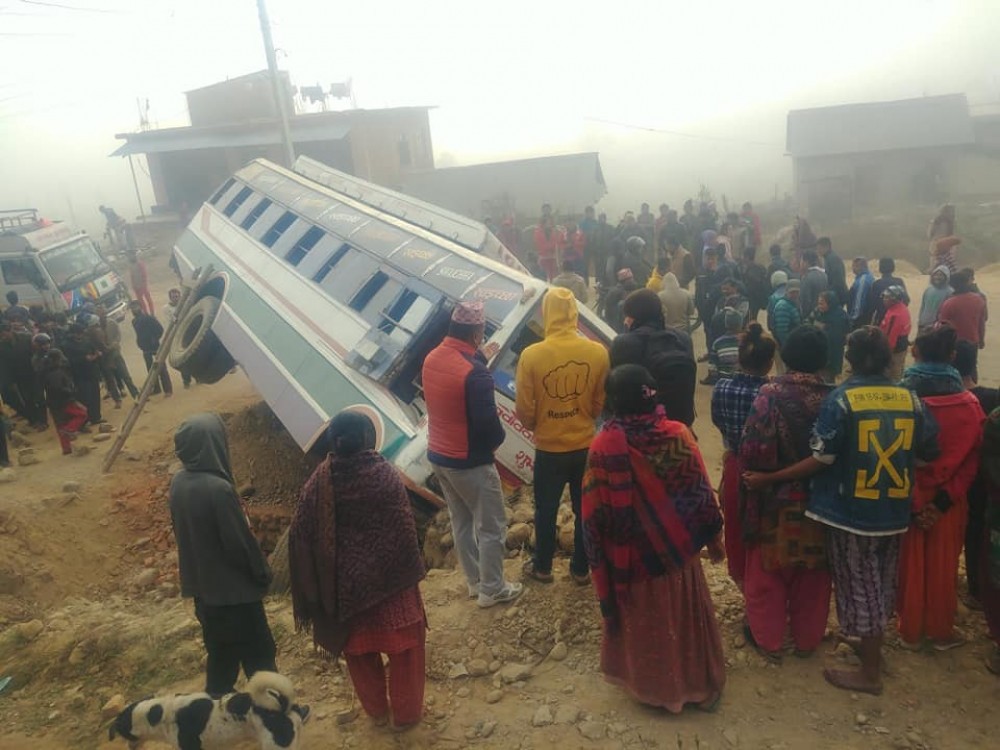 मकवानपुरमा बस दुर्घटना हुँदा २२ यात्रु घाइते