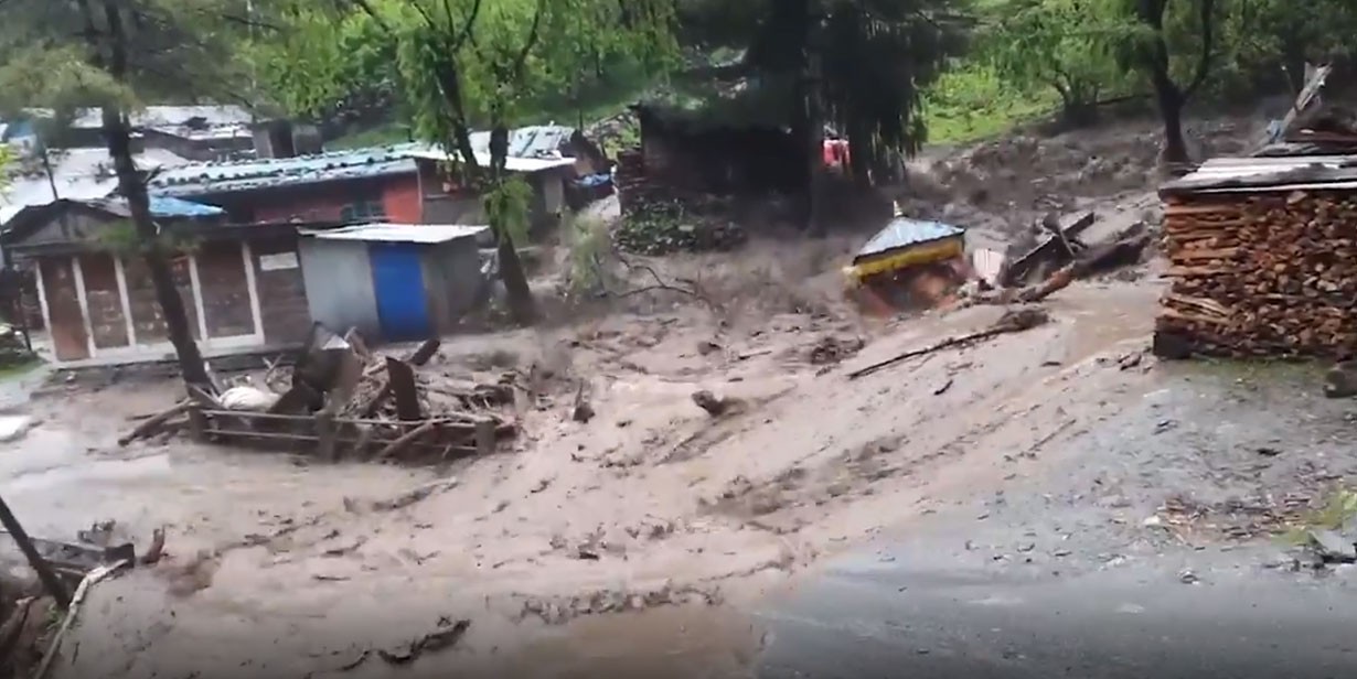 मनाङमा बाढीले बस्ती डुब्यो, गाउँ नै सम्पर्क विहिन