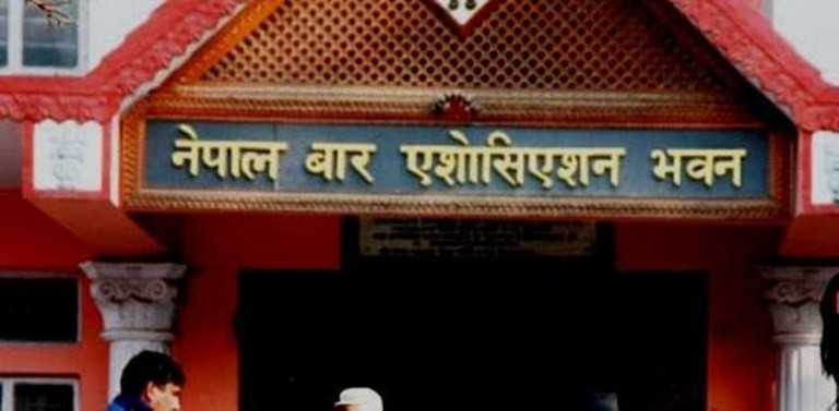 नेपाल बार परिसरमा वकीलबीच हानाहान