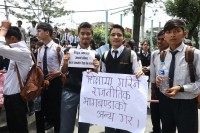 क्रान्तिकारीले कलेज पोशाकमै विद्यार्थीलाई सडकमा उतारेपछि प्रहरी र विद्यार्थीबीच ‘ठेलमठेल