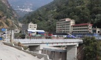 अरनिको राजमार्ग अवरुद्ध, तातोपानी नाका ठप्प