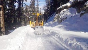 लगातारको हिमपातले नाग्म–गमगढी सडक अवरुद्ध