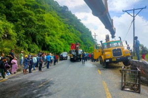 मर्स्याङ्दीमा खसेको भारतीय बस निकालियो