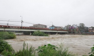 वर्षाका कारण काठमाडौँ उपत्यकाका विभिन्न ठाउँहरू फेरि डुबानमा