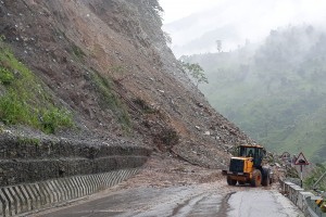 पहिरोका कारण नारायणगढ–मुग्लिन सडक अवरुद्ध