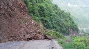 कर्णाली राजमार्गमा पहिरो खस्दा सडक अवरुद्ध