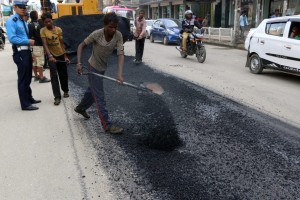 म्याग्दीका ग्रामीण सडक कालोपत्र हुँदै