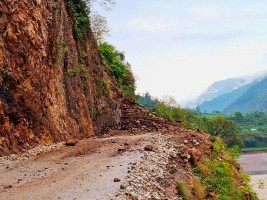 पहिरोका कारण जाजरकोटमा  सडक अवरुद्ध, यात्रु अलपत्र