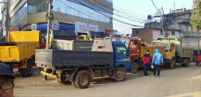 गोदावरीमा चाबी बुझाउने भन्दै टिपरले  घेरे नगरपालिका र सांसदको घर