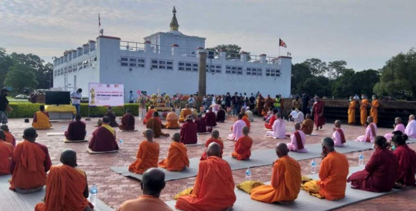 बुद्ध जयन्तीको अवसरमा भौतिक दूरी कायम गरेर लुम्बिनीमा प्रार्थना