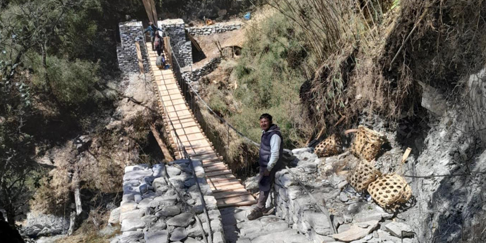 ढोरपाटन–गुर्जा पदमार्गमा पर्ने हुचिनखोलामा काठे पुल निर्माण