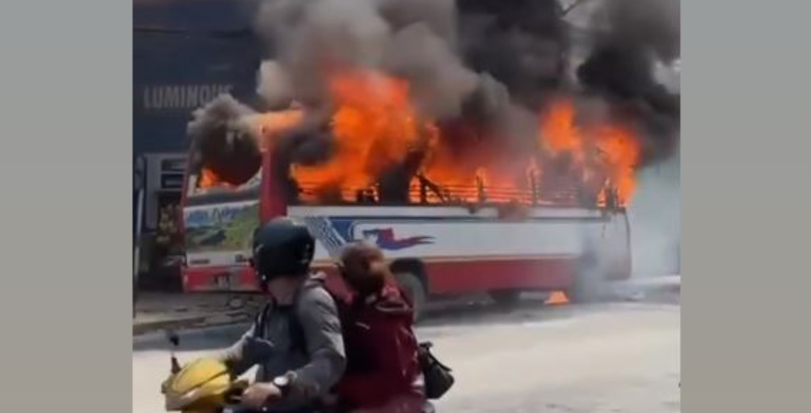 काठमाडौँको ढुंगेअड्डामा बसमा आगलागी