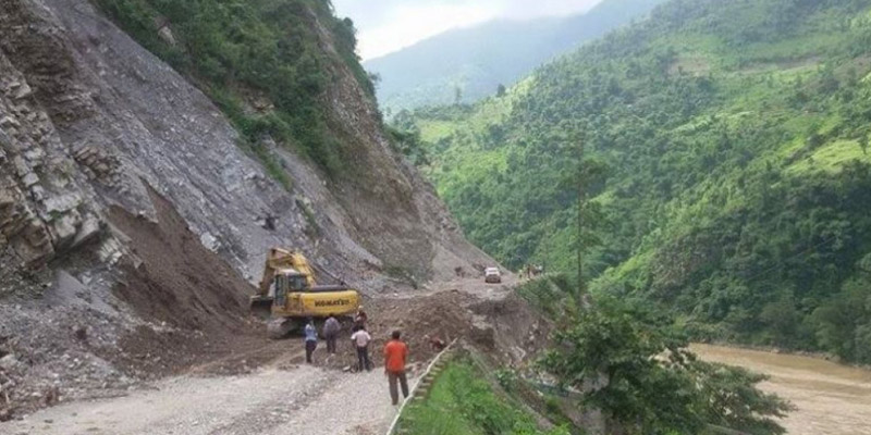 पहिरोले बेँसीसहर–चामे सडक अवरुद्ध