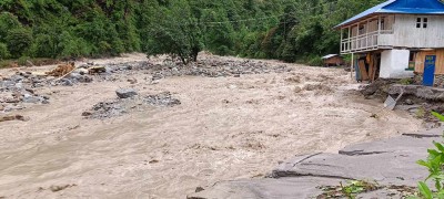 दोलखामा बाढीले  बगायाे तीन घर,  एकजना बेपत्ता