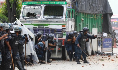 गठ्ठाघरमा ट्रकले स्कुटरलाई ठक्कर दिएपछि स्थिति तनावग्रस्त