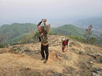 खानेपानीको समस्या झेल्दै घोरदौराबासी, ४५ मिनेट टाढाबाट बोकेर ल्याउँछन् पानी