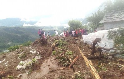 गएराति अबिरल वर्षासँगै गएको  पहिरोले संखुवासभामा बगायो तीन घर