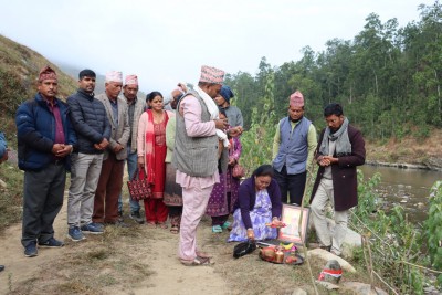 दाह्रेघाटमा पक्की पुलको शिलान्यास भएपछि स्थानीयबासी खुशी