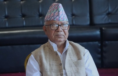 माधव नेपाल: १६ वर्षमै बच्चा जन्माए त झन् ओलीले पुरस्कार नै दिन्छन् होला