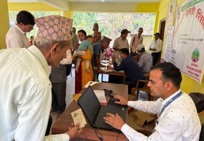 मालिकार्जुनले वडामै पुगेर सामाजिक सुरक्षा भत्तासँगै बिरामी जाँच गर्दै