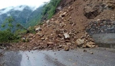 वर्षाका कारण बिहानैदेखि कर्णाली राजमार्ग पुर्णरुपमा अवरुद्ध