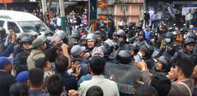 आन्दोलनरत शिक्षकहरू र प्रहरीबिच झडप