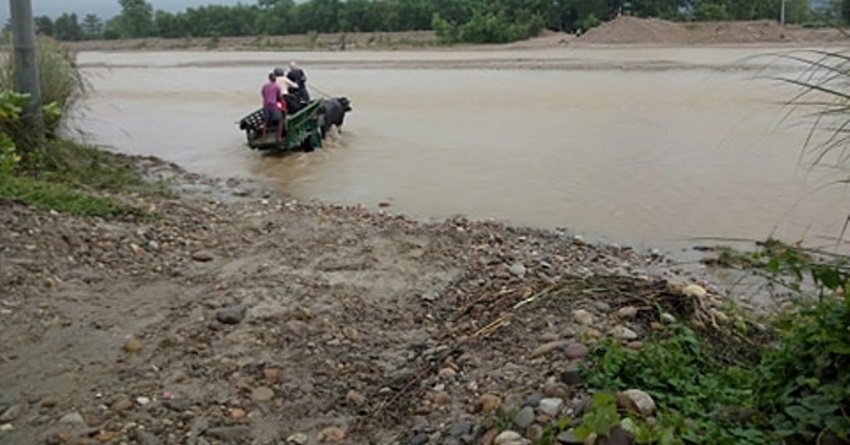 अविरल वर्षासँगै आएको बाढीले माडी–ठोरी सडकखण्ड अवरुद्ध