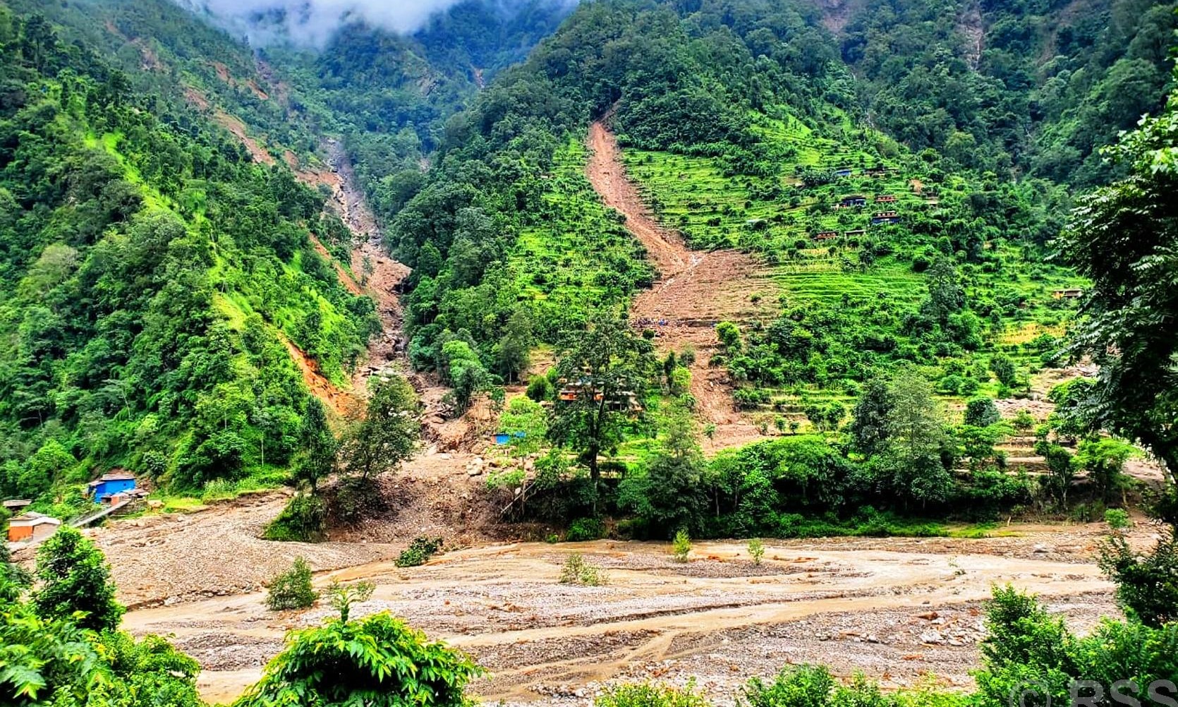 बाढी पहिरोका कारण बडिगाडमा ५० परिवार विस्थापित