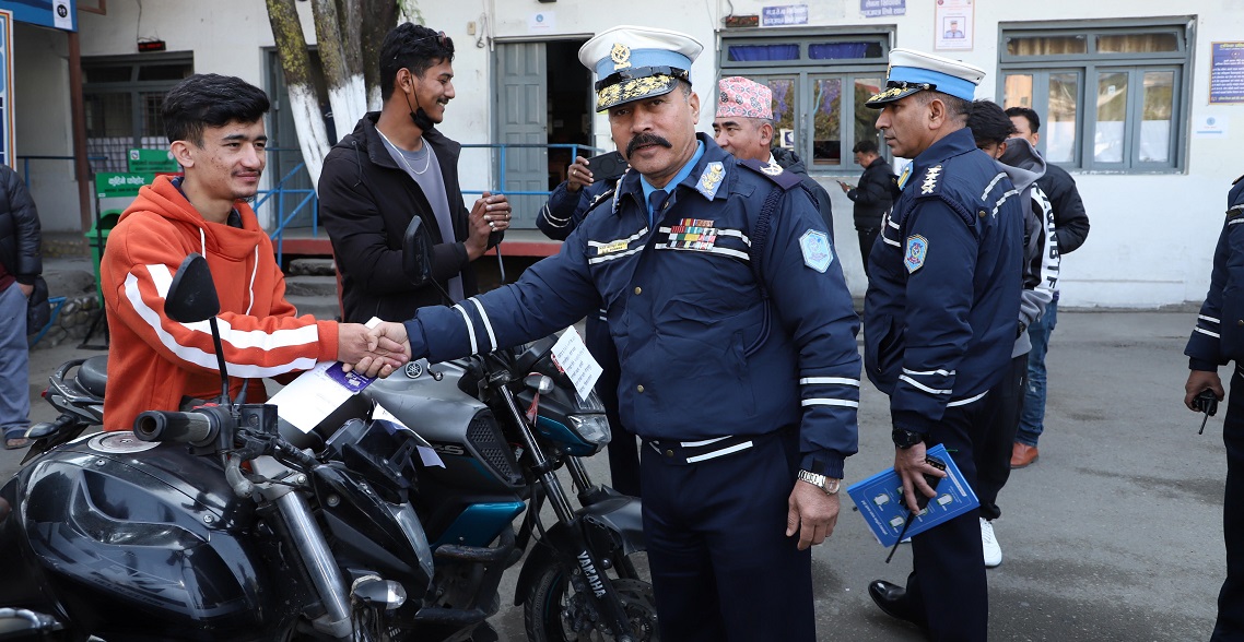 ट्राफिक प्रहरीद्वारा २७ ओटा दुई पाङग्रे सवारी साधन धनीलाई हस्तान्तरण