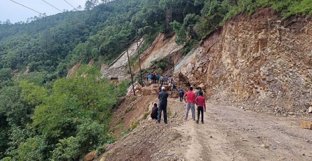 ललितपुरको काल्चेमा सडक भत्किएपछि कान्तिलोकपथ बन्द