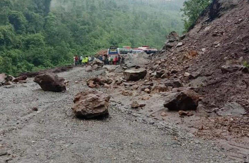 पहिरो खस्दा कर्णाली राजमार्ग अवरुद्ध