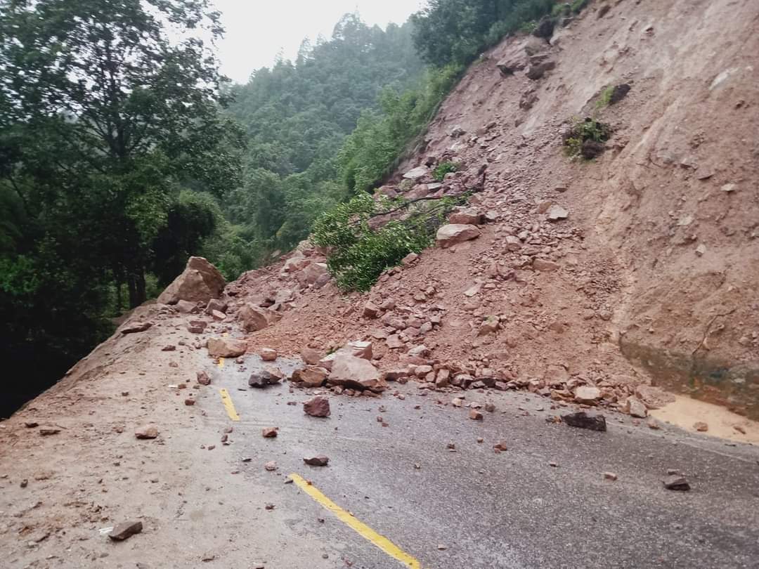 अविरल वर्षाका कारण मध्यपहाडी लोकमार्ग अवरुद्ध