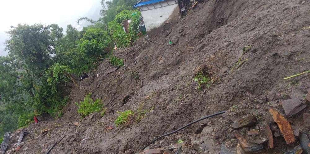 पहिरोमा पुरिएर देशका विभिन्न स्थानमा ७ जनाको मृत्यु