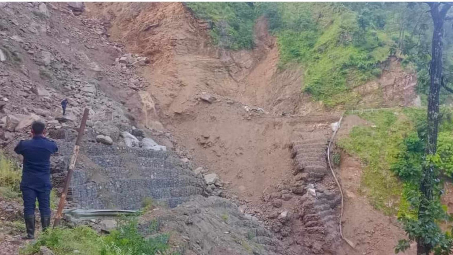 वर्षाका कारण पहिरो जाँदा कर्णाली राजमार्ग अवरुद्ध