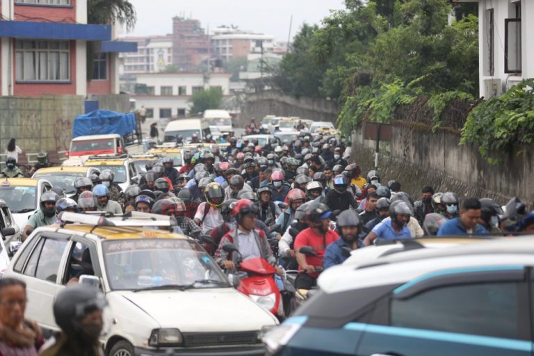 काठमाडौंमा पेट्रोलको अभावसँगै पेट्रोल पम्पहरू बन्द