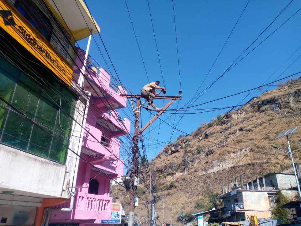 विद्युत् लाइनमा नाङ्गो तार विस्थापित गरिँदै