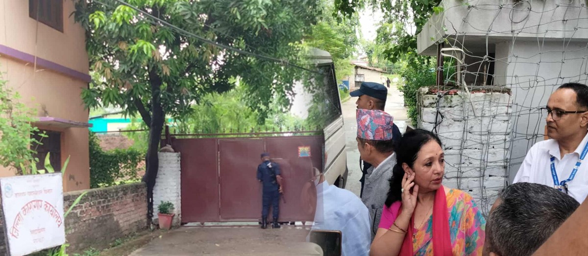 सय दिनसम्म स्वच्छ हावामा हिँड्न नपाएको लामिछाने गुनासो